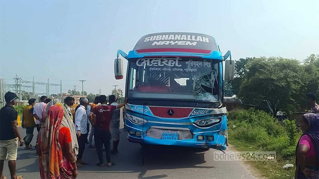 মানিকগঞ্জে বাসের চাপায় ইজিবাইকের ২ যাত্রী নিহত, সড়ক অবরোধ