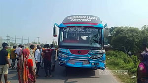 মানিকগঞ্জে বাসের চাপায় ইজিবাইকের ২ যাত্রী নিহত, সড়ক অবরোধ