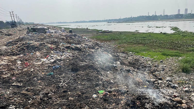 মানিকগঞ্জের সিংগাইর উপজেলায় ধলেশ্বরী নদীর তীরে রোজ ময়লা-আবর্জনা ফেলা হচ্ছে। উন্মুক্ত স্থানে বর্জ্য ফেলার কারণে একদিকে যেমন দুর্গন্ধ ছড়াচ্ছে, অন্যদিকে দূষণের মুখে পড়ছে নদীর পানি ও আশপাশের পরিবেশ। ছবি: শামছুল হক রিপন