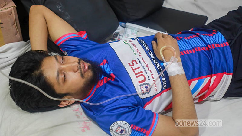 ডেঙ্গু আক্রান্ত হয়ে ঢাকার বাসাবো এলাকা থেকে বৃহস্পতিবার সকালে মুগদা মেডিকেল কলেজ হাসপাতালে ভর্তি হন মহিউদ্দিন আহমেদ। &amp;nbsp;&amp;nbsp;ছবি: আব্দুল্লাহ আল মমীন