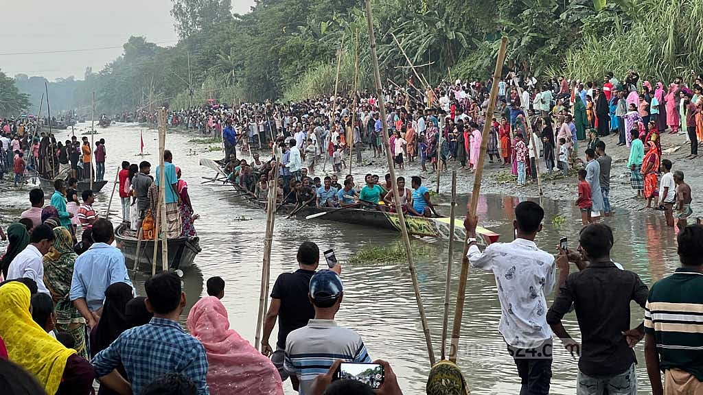 শুকনো ইছামতীতেই দুর্গাপূজা শেষে ঐতিহ্যবাহী নৌকা বাইচ