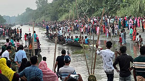 শুকনো ইছামতীতেই দুর্গাপূজা শেষে ঐতিহ্যবাহী নৌকা বাইচ