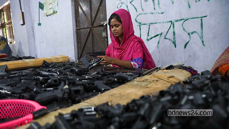 রাজধানীর কামরাঙ্গীরচরের একটি কারখানায় গভীর মনোযোগ দিয়ে প্লাস্টিকের খেলনা বানাচ্ছেন এক নারী। ছবি: শামছুল হক রিপন