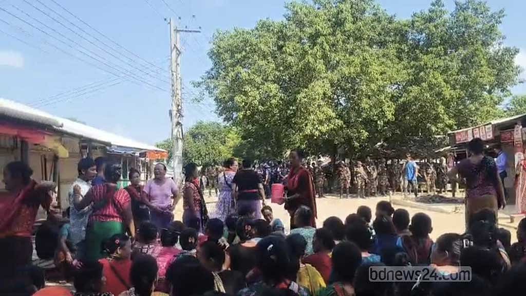 সাজেক থেকে ফেরার পথে পর্যটকদের আটকে দিয়েছে অবরোধকারীরা