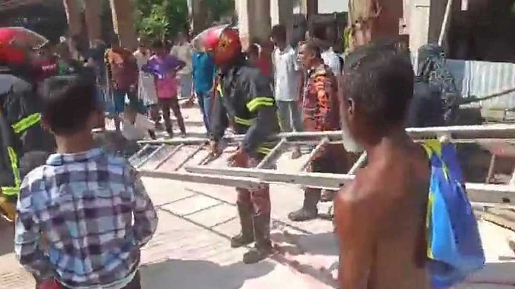 বরিশালে নির্মাণাধীন সেপটিক ট্যাংকে নেমে ২ শ্রমিকের মৃত্যু