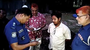 পঞ্চগড়ে টাকাসহ এলজিইডির প্রকৌশলীকে পুলিশে দিয়েছে স্থানীয়রা