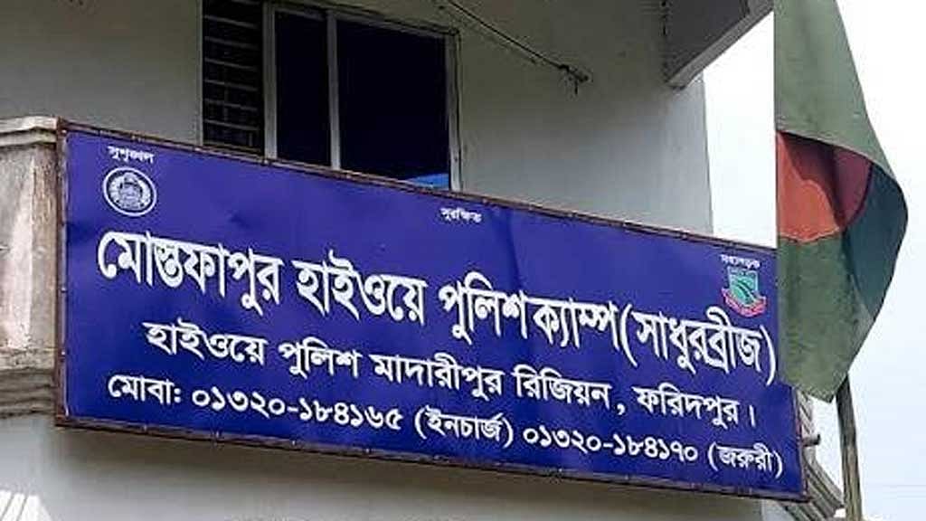 মাদারীপুরে পুলিশের রেকারে প্রাইভেটকারের ধাক্কা, নিহত হোটেল মালিক