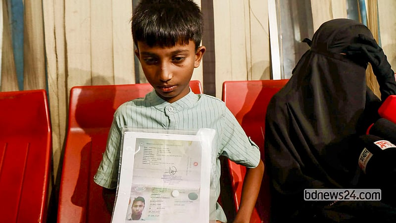 সৌদি আরবের রাজধানী রিয়াদের বাদশা খালিদ আন্তর্জাতিক বিমানবন্দরে ইয়েমেনি বিদ্রোহী গোষ্ঠী হুতির হামলায় নিহত বাংলাদেশি কর্মী শাহেদ আহমেদের মরদেহ নিতে শুক্রবার ঢাকার শাহজালাল আন্তর্জাতিক বিমানবন্দরে অপেক্ষমাণ এক সন্তান। ছবি: শামছুল হক রিপন