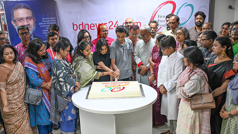 বিডিনিউজ টোয়েন্টিফোর ডটকমের ২০তম প্রতিষ্ঠাবার্ষিকী উপলক্ষে শুক্রবার ঘরোয়া আয়োজনে কেক কাটেন প্রতিষ্ঠানটির কর্মীরা; তাদের সঙ্গী হয়েছেন সাবেকরাও।
