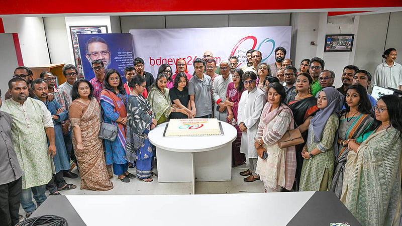 বিডিনিউজ টোয়েন্টিফোর ডটকমের ২০তম প্রতিষ্ঠাবার্ষিকী উপলক্ষে শুক্রবার ঘরোয়া আয়োজনে কেক কাটেন প্রতিষ্ঠানটির কর্মীরা; তাদের সঙ্গী হয়েছেন সাবেকরাও।