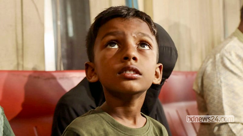 সৌদি আরবের রাজধানী রিয়াদের বাদশা খালিদ আন্তর্জাতিক বিমানবন্দরে ইয়েমেনি বিদ্রোহী গোষ্ঠী হুতির হামলায় নিহত বাংলাদেশি কর্মী শাহেদ আহমেদের মরদেহ নিতে শুক্রবার ঢাকার শাহজালাল আন্তর্জাতিক বিমানবন্দরে অপেক্ষমাণ এক সন্তান। ছবি: শামছুল হক রিপন