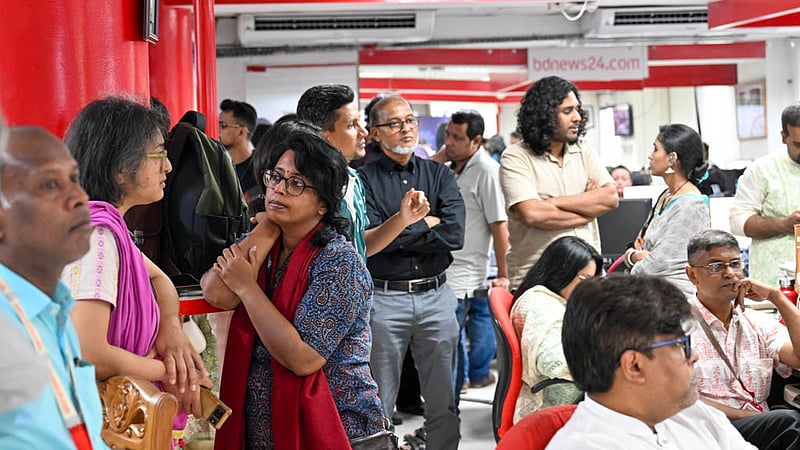 বিডিনিউজ টোয়েন্টিফোর ডটকমের ২০তম প্রতিষ্ঠাবার্ষিকী উপলক্ষে শুক্রবার ঘরোয়া আয়োজনে কেক কাটেন প্রতিষ্ঠানটির কর্মীরা; তাদের সঙ্গী হয়েছেন সাবেকরাও।