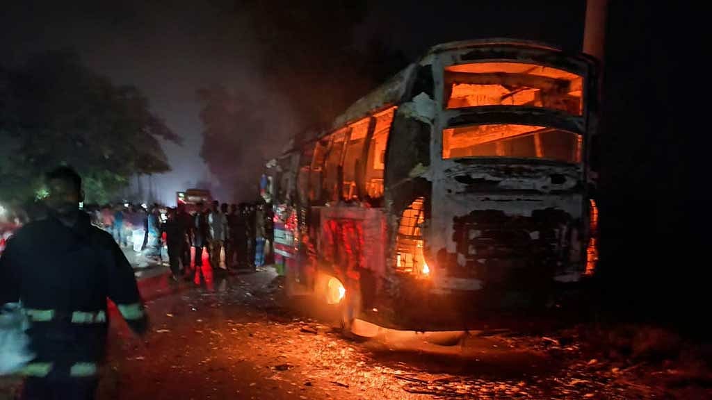 চট্টগ্রামে বাসচাপায় অটোরিকশার ২ যাত্রী নিহত, বাসে আগুন
