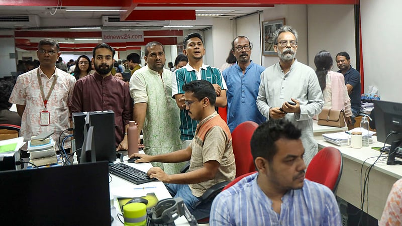 বিডিনিউজ টোয়েন্টিফোর ডটকমের ২০তম প্রতিষ্ঠাবার্ষিকী উপলক্ষে শুক্রবার ঘরোয়া আয়োজনে কেক কাটেন প্রতিষ্ঠানটির কর্মীরা; তাদের সঙ্গী হয়েছেন সাবেকরাও।