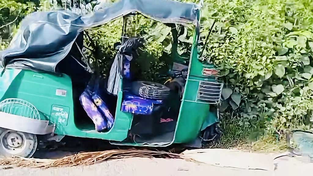 খাগড়াছড়িতে অটোরিকশার চাকা খুলে দুর্ঘটনায় শিশু নিহত, আহত ৩