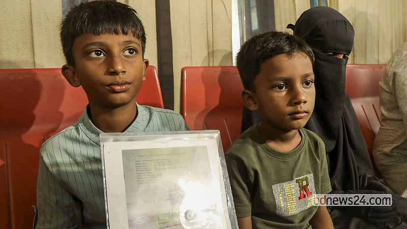 সৌদি আরবের রাজধানী রিয়াদের বাদশা খালিদ আন্তর্জাতিক বিমানবন্দরে ক্ষেপণাস্ত্র হামলায় নিহত বাংলাদেশি কর্মী শাহেদ আহমেদের মরদেহ নিতে শুক্রবার ঢাকার শাহজালাল আন্তর্জাতিক বিমানবন্দরে আসেন তার স্ত্রী ও দুই সন্তান। ছবি: শামছুল হক রিপন
