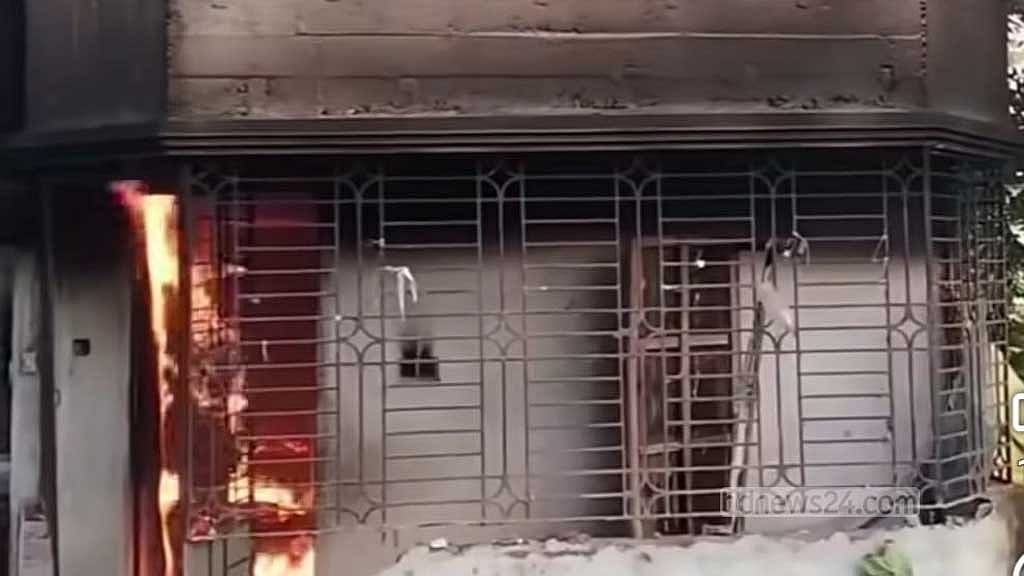 ছাত্রীকে ধর্ষণচেষ্টার অভিযোগে মাদ্রাসায় অগ্নিসংযোগ, শিক্ষক আটক