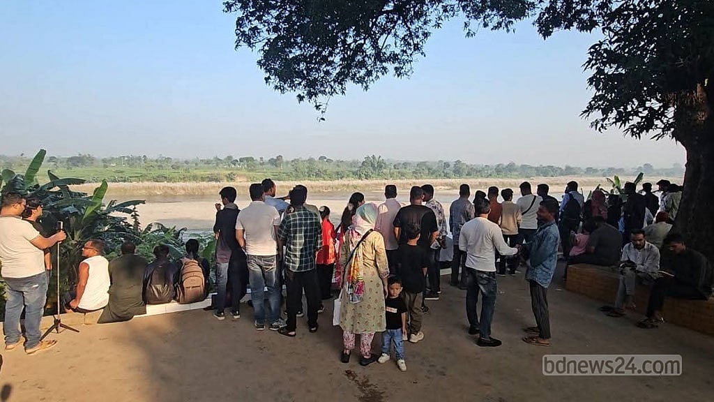 কাঞ্চনজঙ্ঘার দেখা নেই, অপেক্ষা ফুরায় না