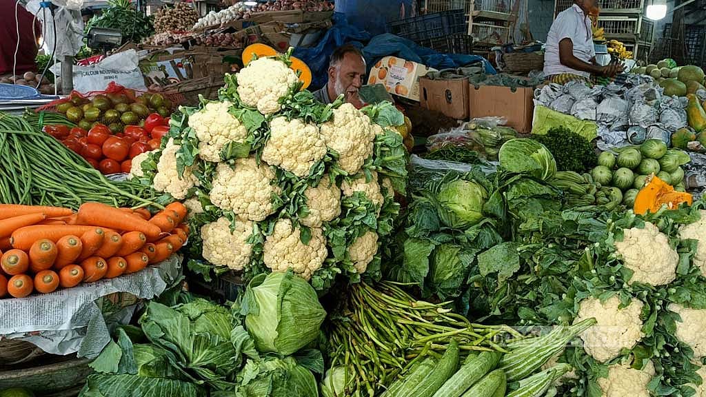 বাজারে বাড়ছে শীতের আগাম সবজি, দাম এখনো চড়া