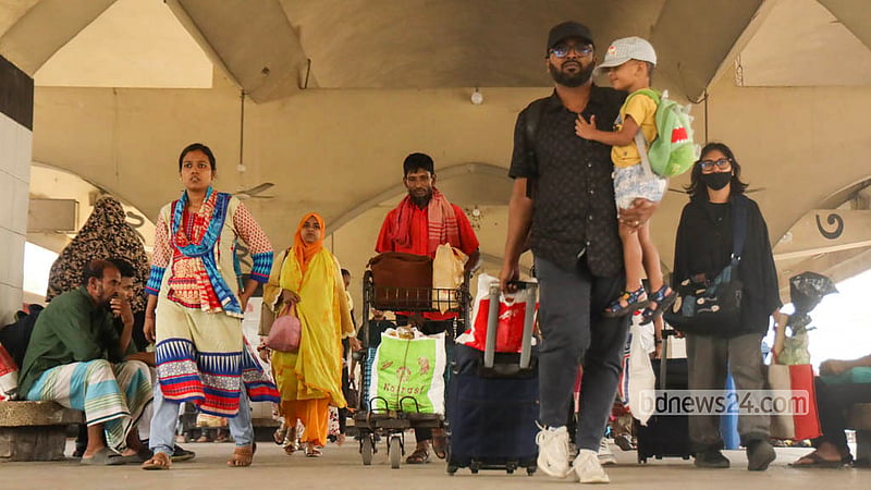 টানা পাঁচ দিনের ছুটি কাটিয়ে শনিবার রাজধানীর কমলাপুর রেলস্টেশনে ব্যাগ-লাগেজ ও সন্তানকে নিয়ে ট্রেন থেকে নেমে হেঁটে যাচ্ছেন কর্মজীবীরা। ছবি: শামছুল হক রিপন