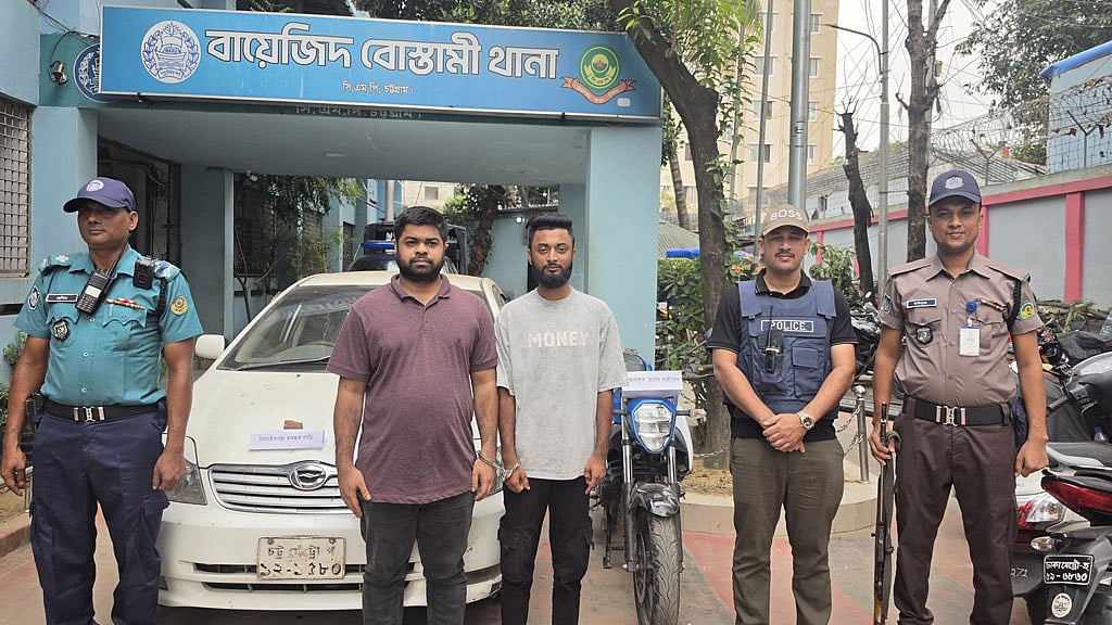 চট্টগ্রামে ডেকে নিয়ে বাইক ছিনতাই, গ্রেপ্তার ২