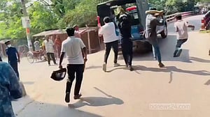গোপালগঞ্জে ছাত্রলীগ-যুবলীগের মিছিল থেকে পুলিশকে মারধর, গাড়ি ভাঙচুর