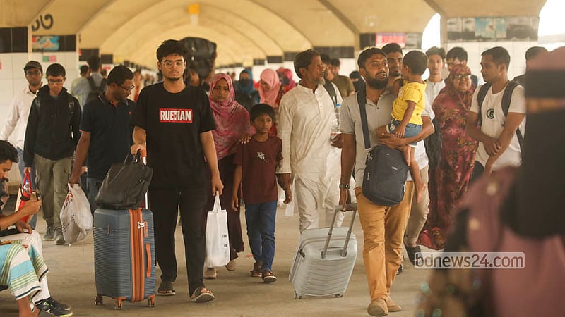 টানা পাঁচ দিনের ছুটি শেষে রাজধানীর কমলাপুর রেলস্টেশনে ঢাকামুখী মানুষের উপচে পড়া ভিড় দেখা গেছে। ছবি: শামছুল হক রিপন