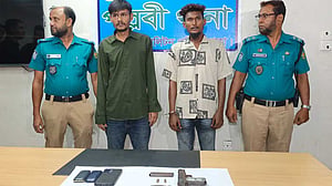 রাজধানীতে পুলিশের তল্লাশি চৌকিতে পিস্তলসহ আটক ২