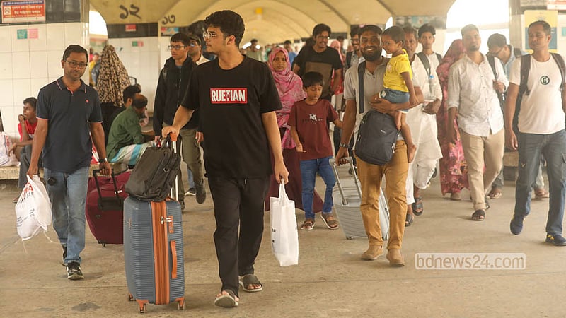 টানা পাঁচ দিনের ছুটি শেষে শনিবার ট্রেন থেকে নেমে রাজধানীর কমলাপুর রেলস্টেশনের প্ল্যাটফর্ম দিয়ে হেঁটে যাচ্ছেন অসংখ্য মানুষ। ছবি: শামছুল হক রিপন