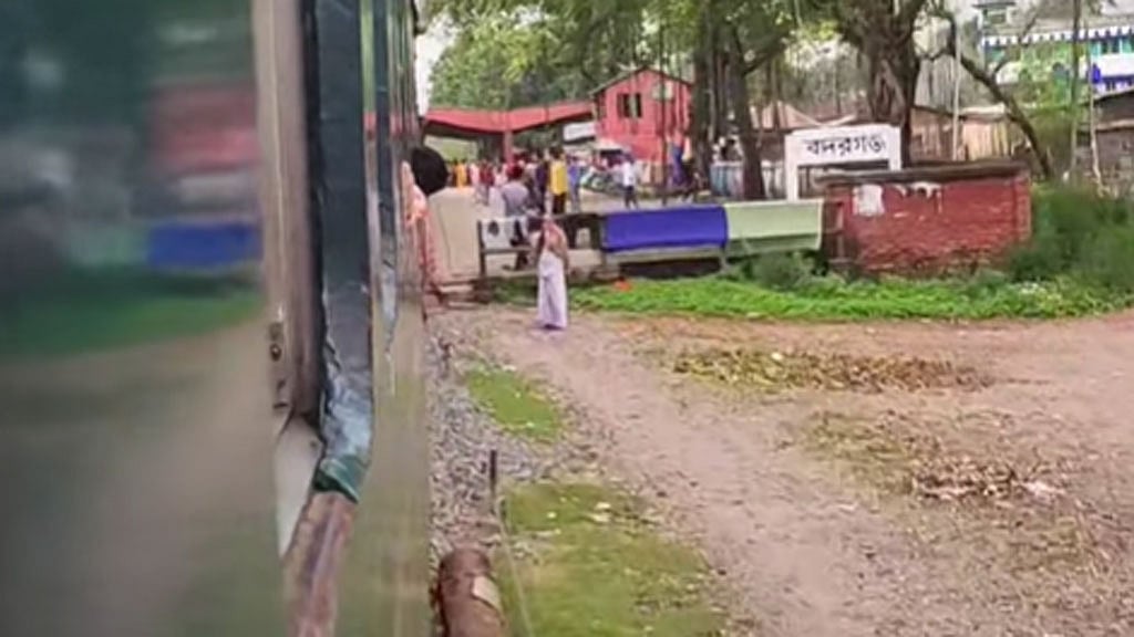 রংপুরে দোলনচাঁপা এক্সপ্রেসের বগি লাইনচ্যুত, ট্রেন চলাচল ব্যাহত