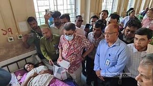 ময়মনসিংহ মেডিকেলে অব্যবস্থাপনা দেখে ক্ষুব্ধ স্বাস্থ্যমন্ত্রী, তদন্তের নির্দেশ