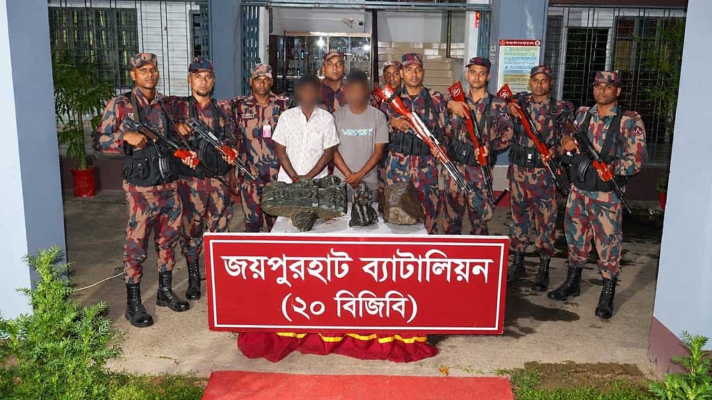 জয়পুরহাটে ভারতে পাচারের জন্য রাখা ৩ কষ্টিপাথরের মূর্তি উদ্ধার, আটক ২