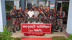 জয়পুরহাটে ভারতে পাচারের জন্য রাখা ৩ কষ্টিপাথরের মূর্তি উদ্ধার, আটক ২