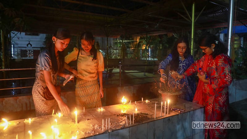প্রবারণা পূর্ণিমায় রোববার ঢাকার বাসাবোর ধর্মরাজিক বৌদ্ধবিহারে মোমবাতি জ্বালান বৌদ্ধ ধর্মাবলম্বীরা।&amp;nbsp; ছবি: আব্দুল্লাহ আল মমীন