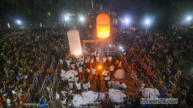 প্রবারণা পূর্ণিমা উপলক্ষে রোববার ঢাকার বাসাবোর ধর্মরাজিক বৌদ্ধবিহারে ফানুস ওড়ানোর আয়োজনে অংশগ্রহণ করেন হাজারো মানুষ।&amp;nbsp; ছবি: আব্দুল্লাহ আল মমীন
