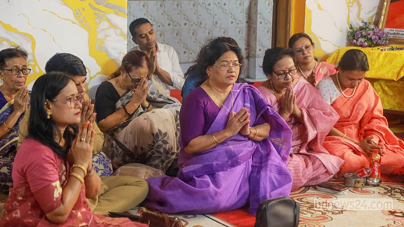 ঢাকার বাসাবোর বৌদ্ধমন্দিরে রোববার প্রবারণা পূর্ণিমায় প্রার্থনারত পুণ্যার্থীরা।&amp;nbsp; ছবি: আব্দুল্লাহ আল মমীন