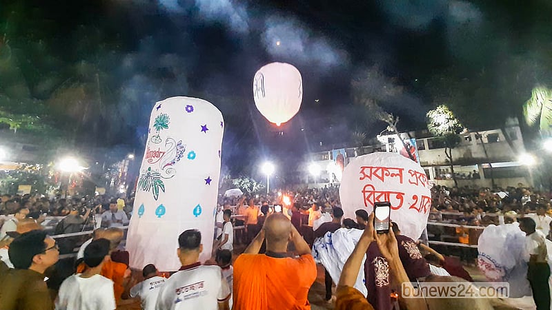 প্রবারণা পূর্ণিমা উপলক্ষে রোববার ঢাকার বাসাবোর ধর্মরাজিক বৌদ্ধবিহারে ওড়ানো হয় নানা রঙের ফানুস।&amp;nbsp; ছবি: আব্দুল্লাহ আল মমীন