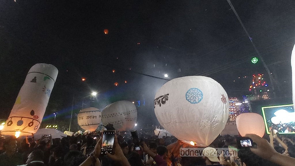 প্রবারণার আকাশে ফানুসের রঙ
