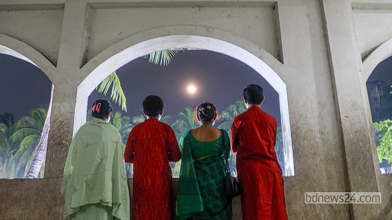 প্রবারণা পূর্ণিমায় রোববার ঢাকার বাসাবো ধর্মরাজিক বৌদ্ধবিহারে বৌদ্ধ ধর্মাবলম্বীরা।&amp;nbsp; ছবি: আব্দুল্লাহ আল মমীন