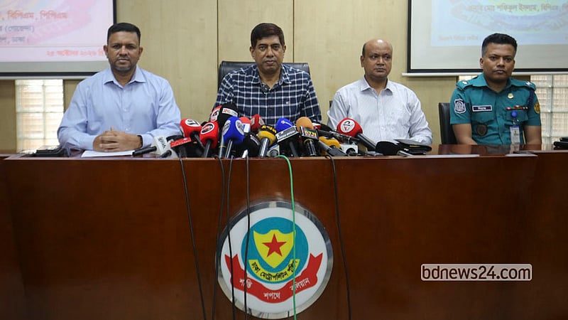 ঢাকা মহানগর পুলিশের (ডিএমপি) মিডিয়া সেন্টারে রোববার সংবাদ সম্মেলনে ডিএমপির ডিবি প্রধান মো. শফিকুল ইসলাম।