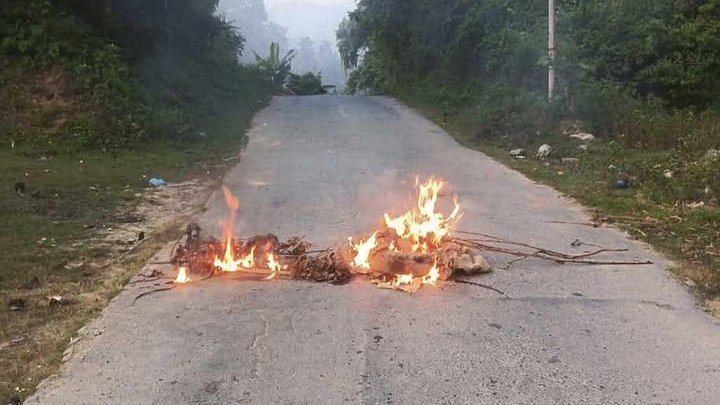 সাজেকে সংকট নিরসনে প্রশাসনের ৩ সদস্যের কমিটি, চতুর্থ দিনেও সড়ক অবরোধ
