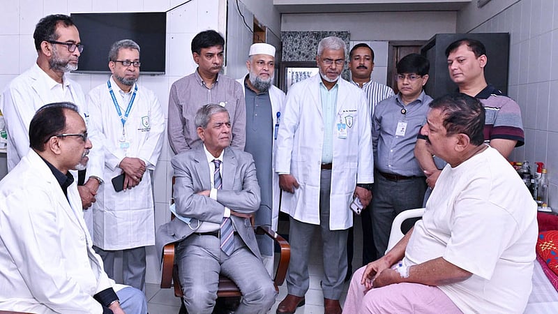 রাজধানীর বাংলাদেশ মেডিকেল বিশ্ববিদ্যালয়ে চিকিৎসাধীন ভূমিমন্ত্রী মিজানুর রহমান মিনুকে দেখতে যান রোববার হাসপাতালটিতে যান রাষ্ট্রপতি মির্জা ফখরুল ইসলাম আলমগীর। ছবি: বিএনপি মিডিয়া সেল