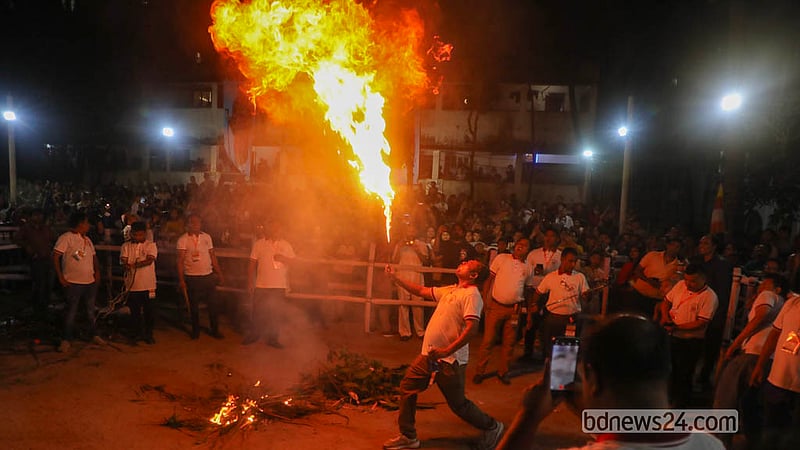 প্রবারণা পূর্ণিমায় রোববার ঢাকার বাসাবোর বৌদ্ধমন্দিরে আগুন নিয়ে খেলায় মেতে ওঠেন বৌদ্ধ ধর্মাবলম্বীরা।&amp;nbsp; ছবি: আব্দুল্লাহ আল মমীন