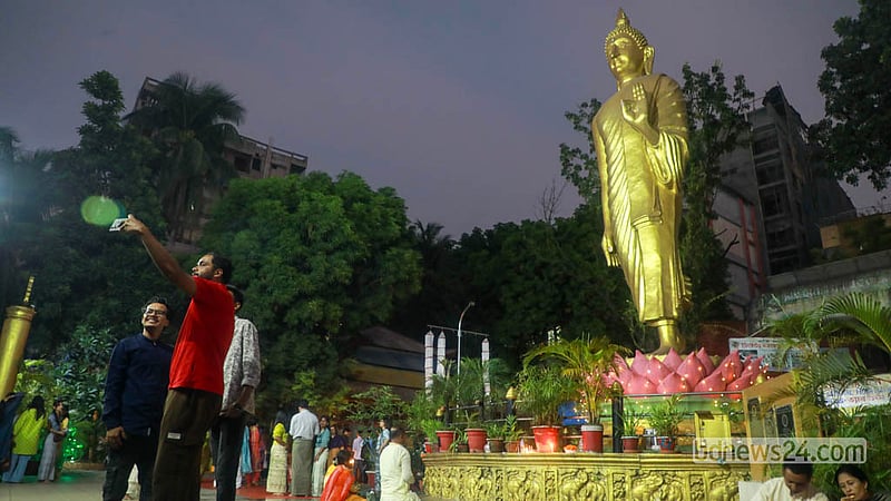 প্রবারণা পূর্ণিমায় রোববার ঢাকার বাসাবো ধর্মরাজিক বৌদ্ধবিহারে বৌদ্ধ ধর্মাবলম্বীরা।&amp;nbsp; ছবি: আব্দুল্লাহ আল মমীন
