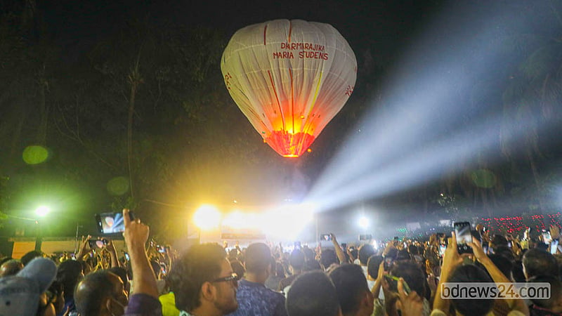 প্রবারণা পূর্ণিমা উপলক্ষে রোববার ঢাকার বাসাবোর ধর্মরাজিক বৌদ্ধবিহারে ওড়ানো হয় নানা রঙের ফানুস।&amp;nbsp; ছবি: আব্দুল্লাহ আল মমীন