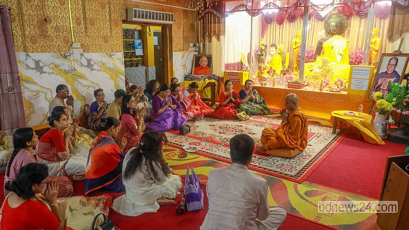 প্রবারণা পূর্ণিমায় রোববার ঢাকার বাসাবোর বৌদ্ধমন্দিরে বৌদ্ধভিক্ষুর সঙ্গে প্রার্থনায় অংশ নেন বৌদ্ধ ধর্মাবলম্বীরা। ছবি: আব্দুল্লাহ আল মমীন