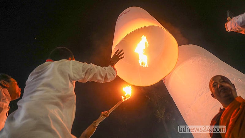 প্রবারণা পূর্ণিমা উপলক্ষে রোববার ঢাকার বাসাবোর ধর্মরাজিক বৌদ্ধবিহারে ফানুস ওড়ান বৌদ্ধ ধর্মাবলম্বীরা।&amp;nbsp; ছবি: আব্দুল্লাহ আল মমীন