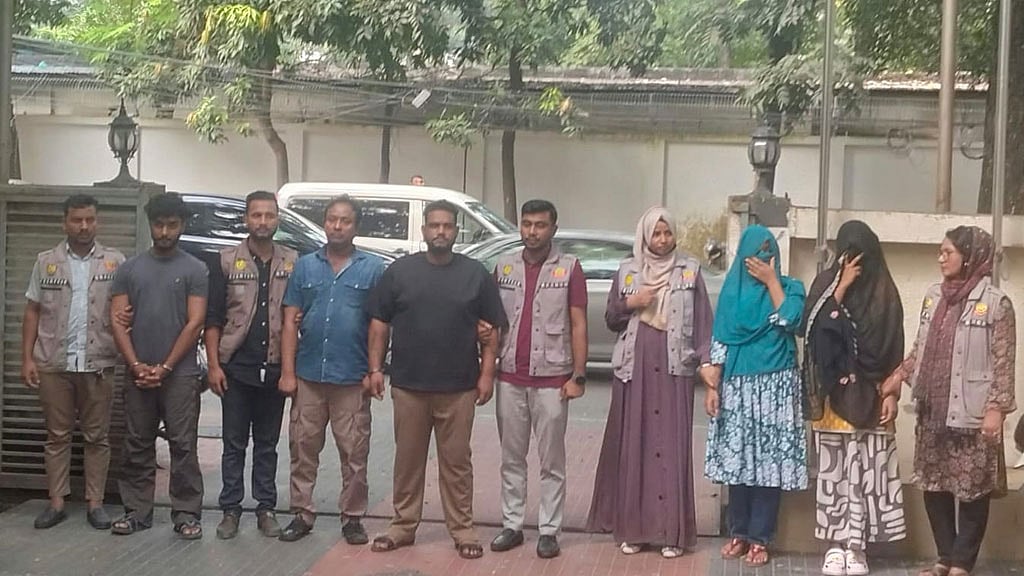 ‘ভাগনের স্ত্রীকে’ নিয়ে ‘হানি ট্র্যাপ’ চক্র, হোতাসহ গ্রেপ্তার ৫