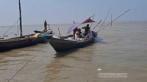 চাঁদপুরে মা ইলিশ ধরার অভিযোগে ২৫ জেলে আটক, জাল-নৌকা জব্দ