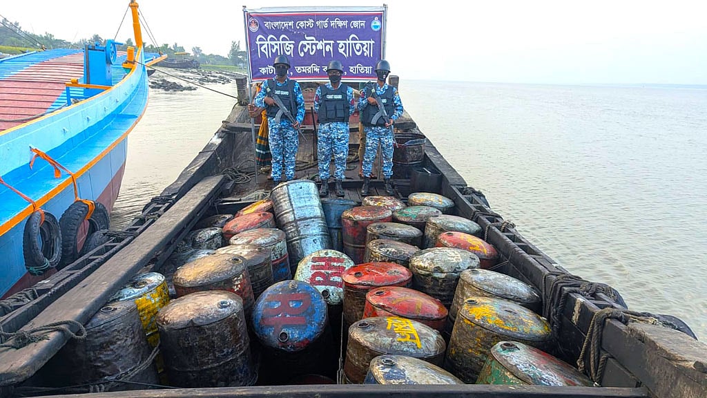 হাতিয়ায় শুল্ক ফাঁকি দিয়ে আনা সাড়ে ৯ হাজার লিটার পামওয়েল জব্দ